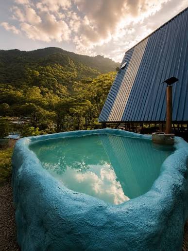 Zona de agua con vista a las montañas