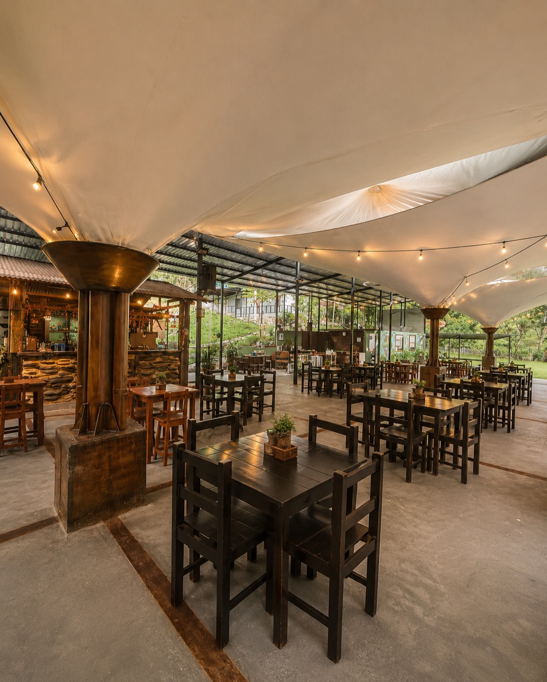 Comedor campestre amplio y rodeado de verde